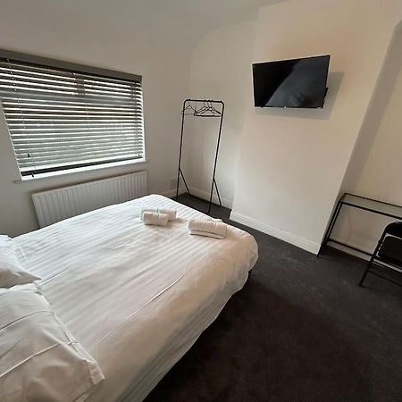 Modern & Spacious 4 Bedroom Home クルー エクステリア 写真