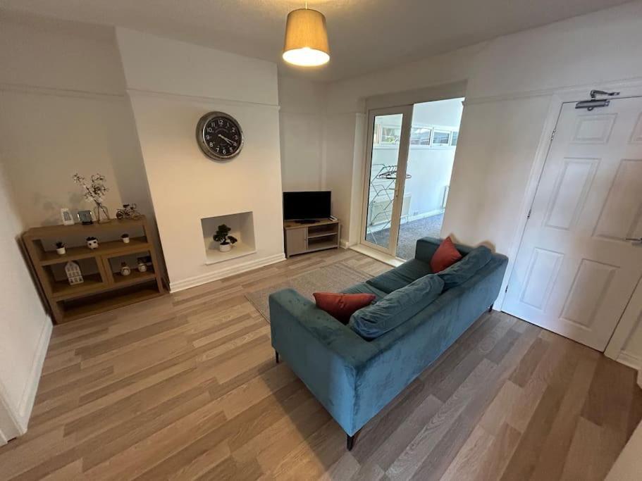 Modern & Spacious 4 Bedroom Home クルー エクステリア 写真
