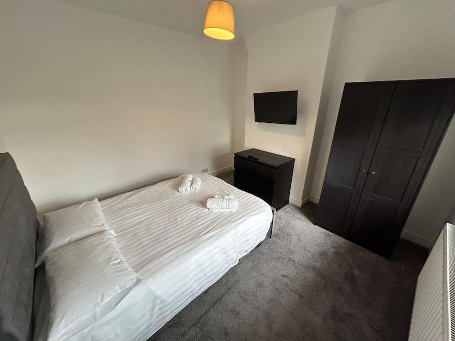 Modern & Spacious 4 Bedroom Home クルー エクステリア 写真