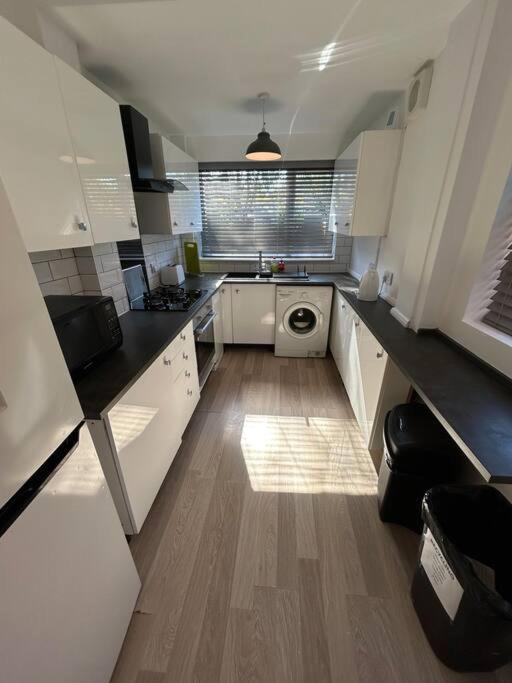 Modern & Spacious 4 Bedroom Home クルー エクステリア 写真