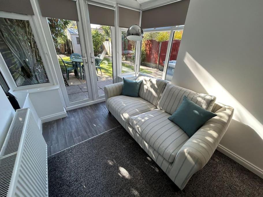 Modern & Spacious 4 Bedroom Home クルー エクステリア 写真