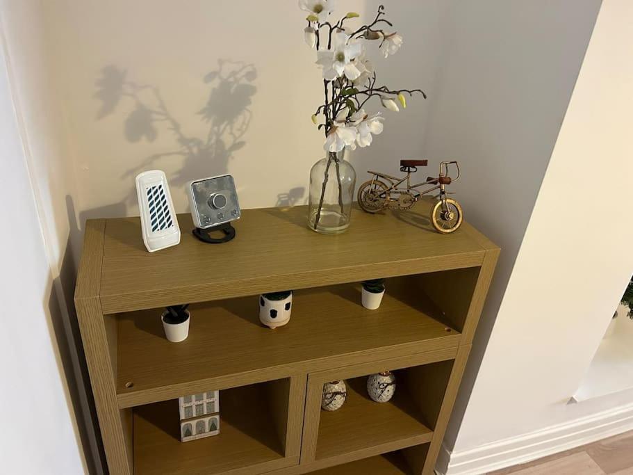 Modern & Spacious 4 Bedroom Home クルー エクステリア 写真