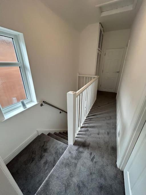 Modern & Spacious 4 Bedroom Home クルー エクステリア 写真