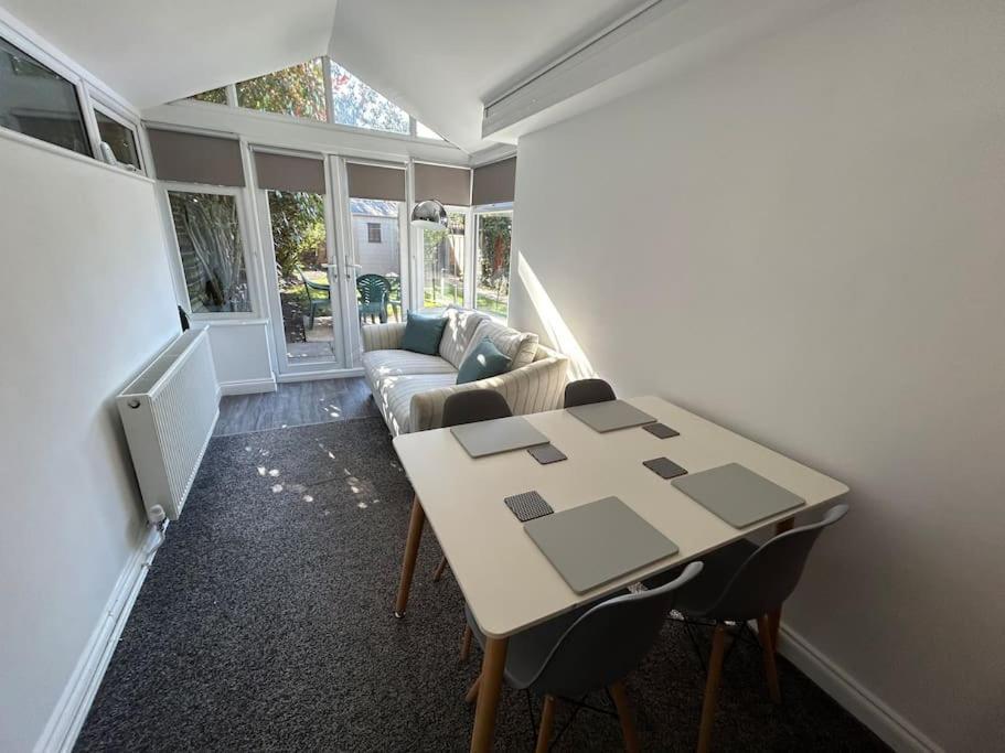 Modern & Spacious 4 Bedroom Home クルー エクステリア 写真
