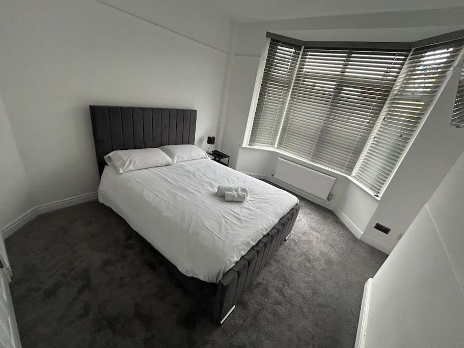 Modern & Spacious 4 Bedroom Home クルー エクステリア 写真