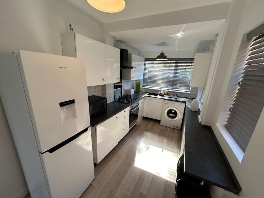 Modern & Spacious 4 Bedroom Home クルー エクステリア 写真