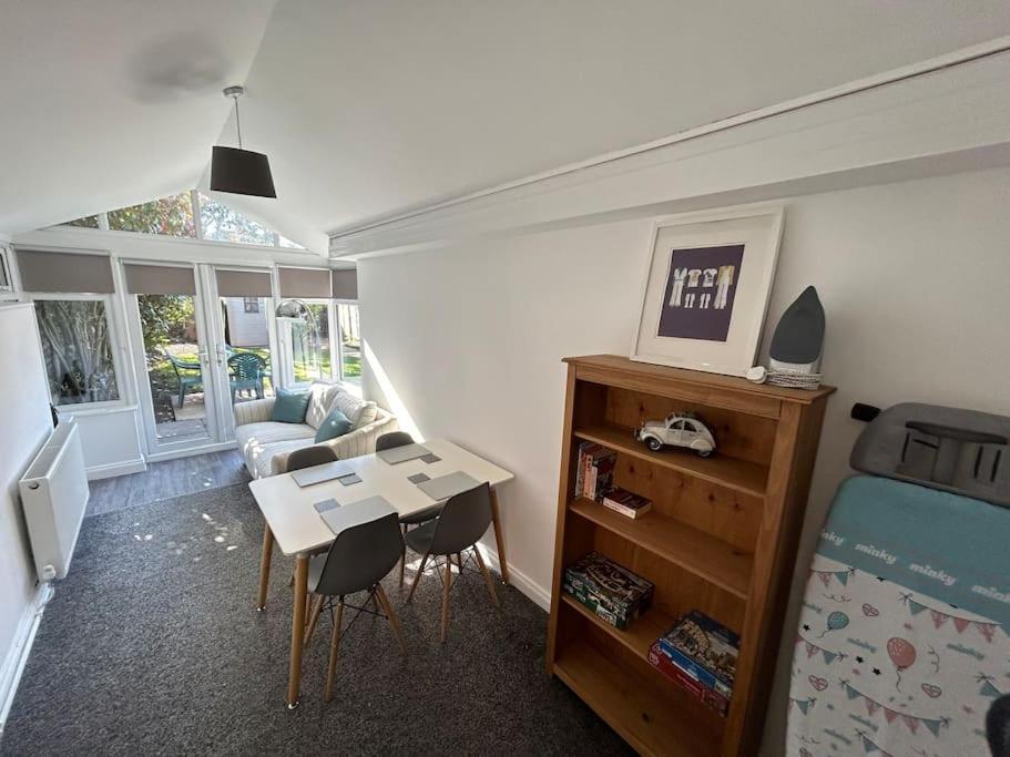 Modern & Spacious 4 Bedroom Home クルー エクステリア 写真