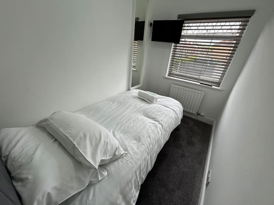 Modern & Spacious 4 Bedroom Home クルー エクステリア 写真