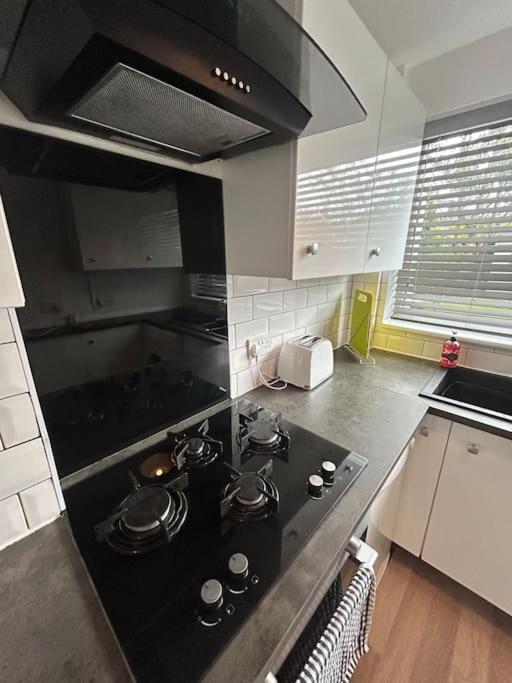 Modern & Spacious 4 Bedroom Home クルー エクステリア 写真