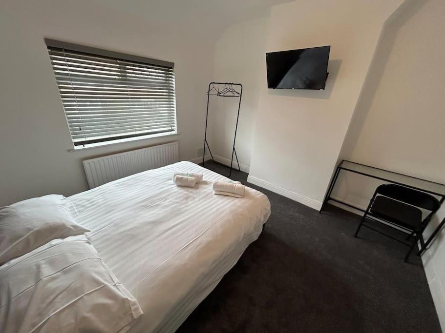 Modern & Spacious 4 Bedroom Home クルー エクステリア 写真