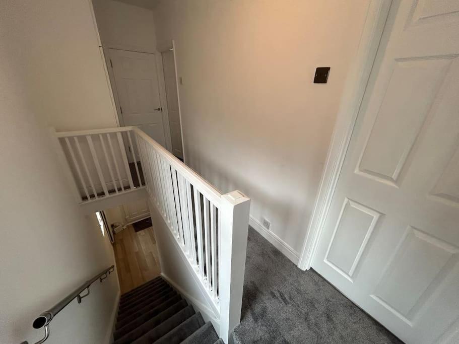 Modern & Spacious 4 Bedroom Home クルー エクステリア 写真
