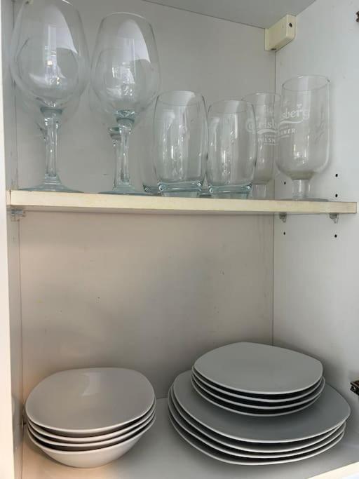 Modern & Spacious 4 Bedroom Home クルー エクステリア 写真
